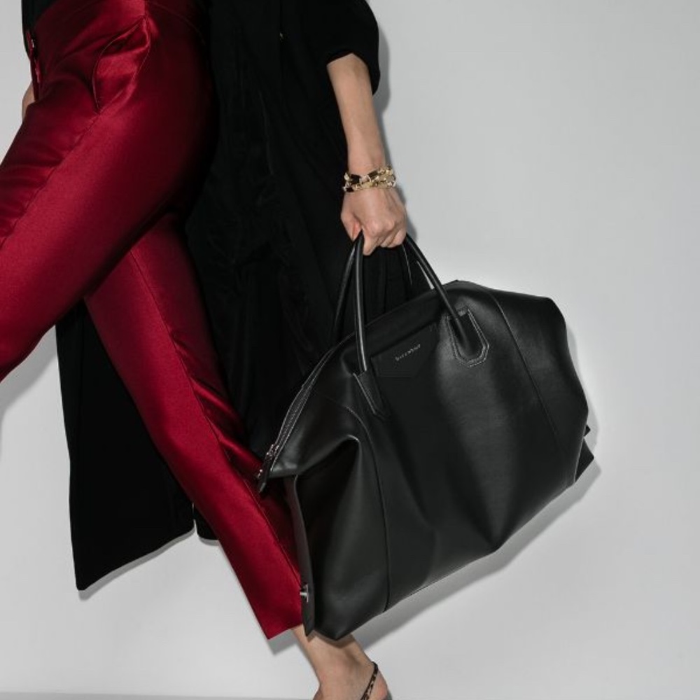 GET IT! LARGE ANTIGONA SOFT BAG IN SMOOTH LEATHER